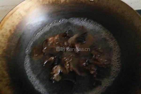 洋葱拌木耳的做法图解2