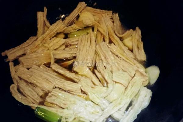 腐竹炒蒜苗的做法图解4