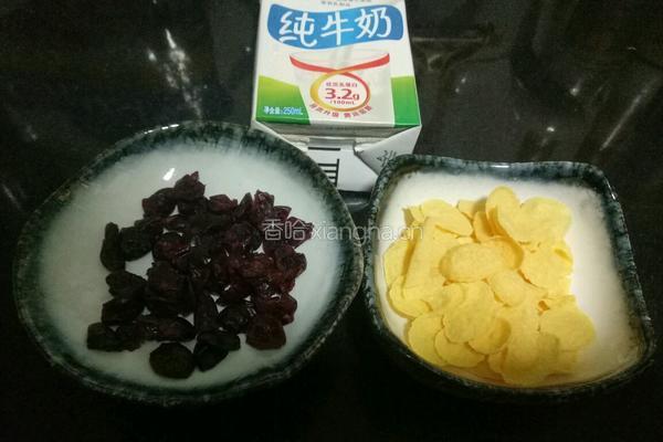 牛奶泡玉米片的做法图解1