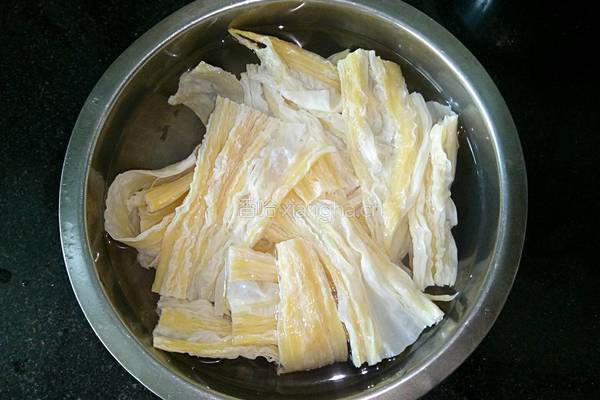 黄花菜腐竹炒木耳的做法图解2