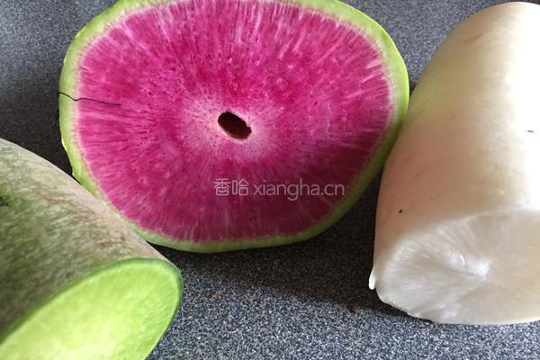 凉拌脆萝卜条的做法图解1