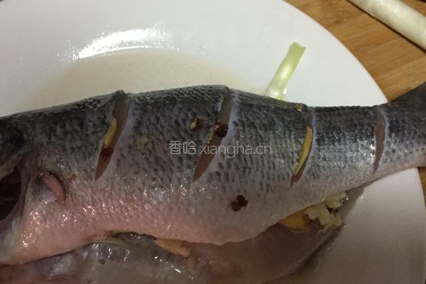 清蒸鲈鱼的做法图解1