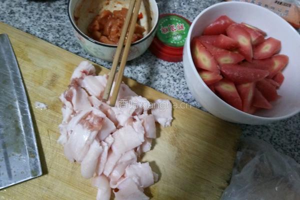 胡萝卜炖肉的做法图解1