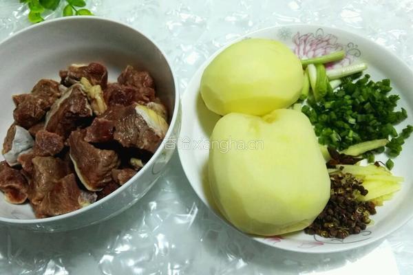 土豆炖牛肉的做法图解1