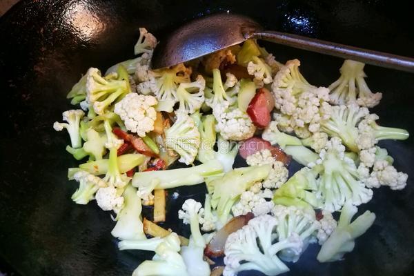 腊肉炒菜花的做法图解4