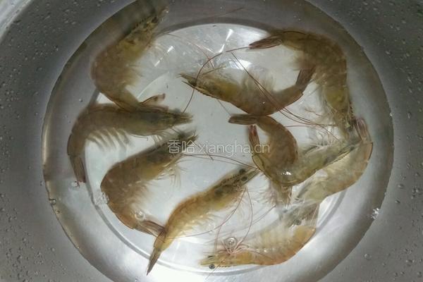 圣女果夹虾仁的做法图解1