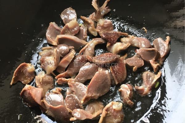 花菜炒鸭胗的做法图解3