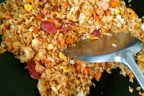 红萝卜腊肠蛋炒饭的做法图解4