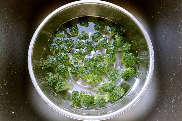 凉拌西兰花的做法图解1