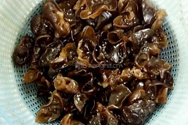 凉拌黑木耳的做法图解1