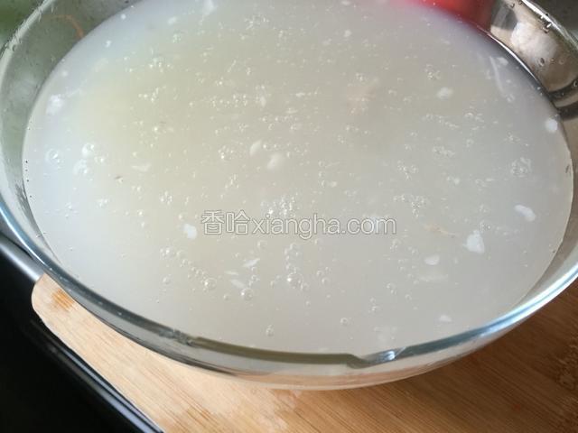 头天用两只小羊腿顿好的羊汤，因为天冷第二天羊油会凝固，用勺子非常容易就可以撇出来，羊肉把大块的拔下来切块，羊油羊汤羊肉分开备用。