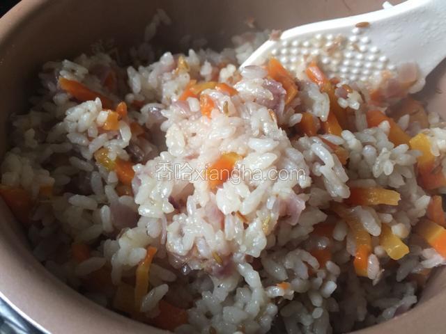 待电饭煲提示完成，开盖搅拌即可，喜欢吃辣的可以加点辣椒粉！