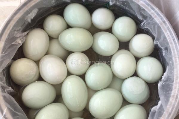 ‍东北咸鸭蛋腌制 的做法图解1
