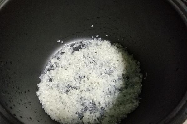淡菜腐竹胡萝卜粥的做法图解1