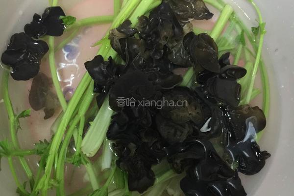 香干木耳炒芹菜的做法图解1