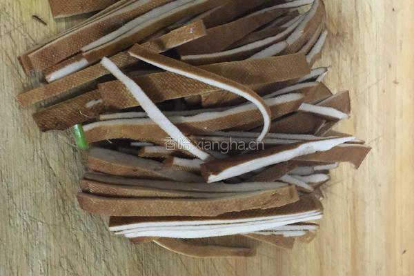 香干木耳炒芹菜的做法图解2