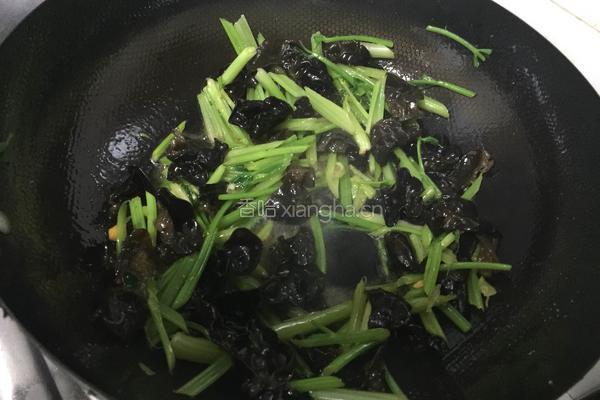 香干木耳炒芹菜的做法图解4