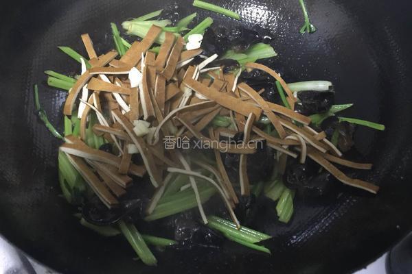 香干木耳炒芹菜的做法图解5