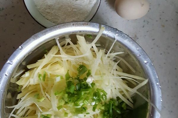 土豆丝鸡蛋饼的做法图解2