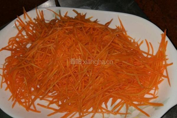 胡萝卜炒五花肉的做法图解1