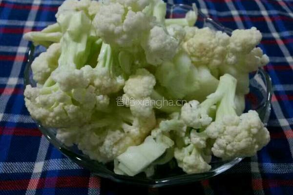 四季平安炒菜花的做法图解1