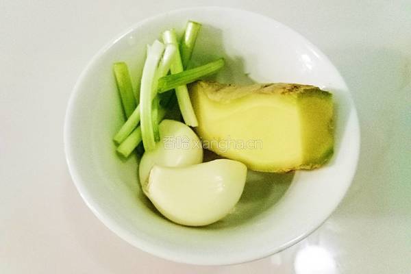 山楂杭菊蒸鱼头的做法图解3