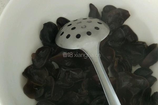 凉拌木耳的做法图解3