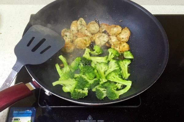 豆腐肉末香肠炒西兰花的做法图解3