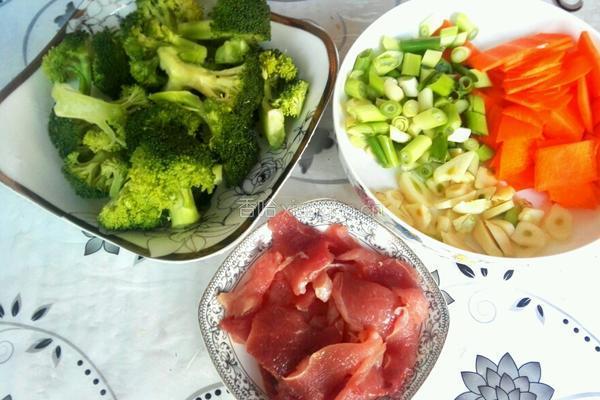 肉片西兰花的做法图解1