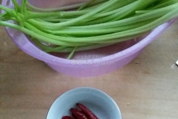 麻辣芹菜的做法图解1