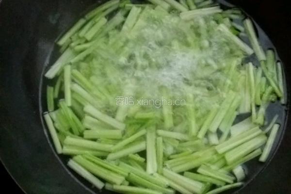麻辣芹菜的做法图解2