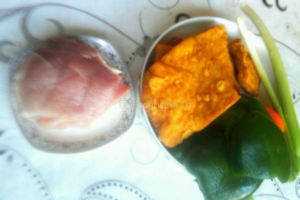 青椒油豆腐的做法图解1