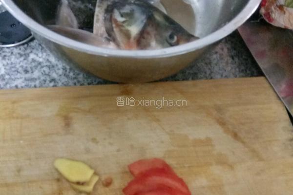 西红柿鱼头汤的做法图解1