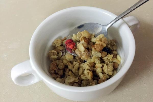 牛奶水果谷物麦片的做法图解2