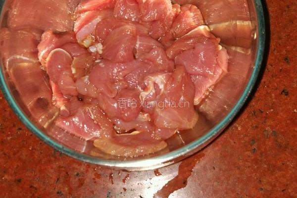 洋葱炒瘦肉的做法图解2