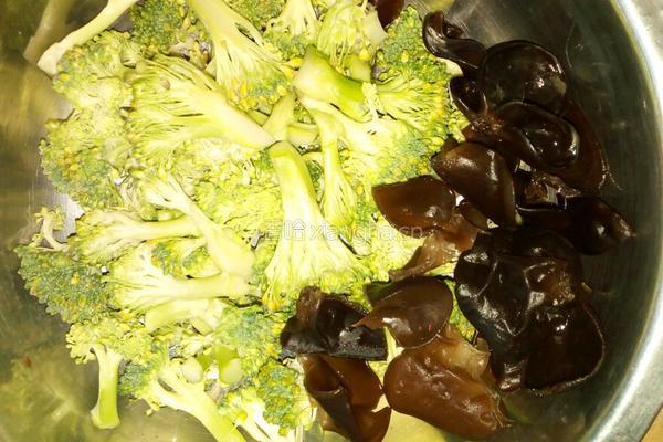 凉拌西兰花木耳的做法图解1