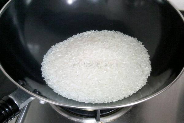 煤气灶炒锅米饭的做法图解1
