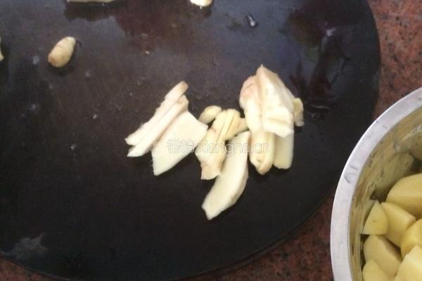 土豆焖鸭的做法图解2