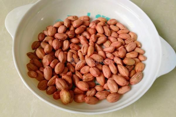 油炒花生米的做法图解1