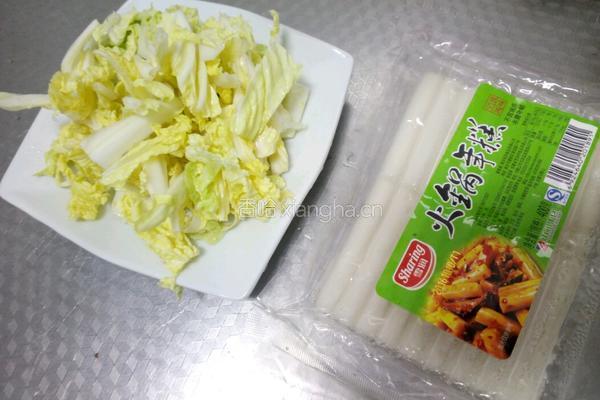 年糕土豆炖白菜的做法图解1