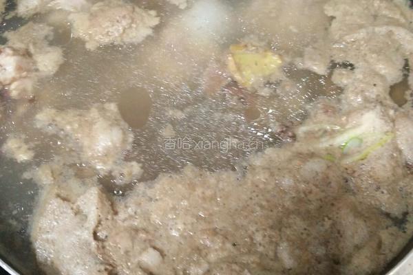 东北大骨头酸菜的做法图解2