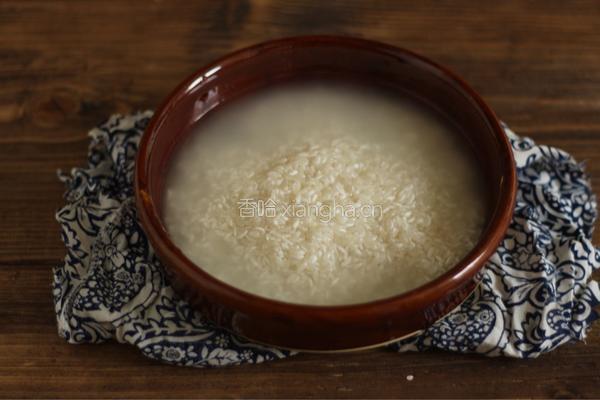 栗子香菇腊肠焖饭的做法图解1