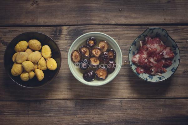 栗子香菇腊肠焖饭的做法图解2