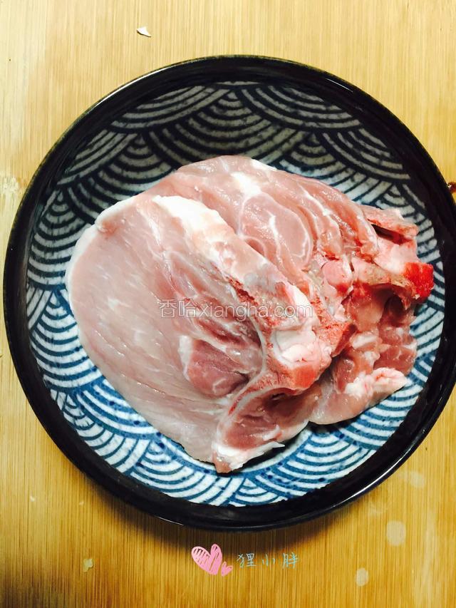 大排洗干净控下水分，用厨房锤两面捶打