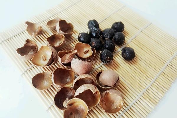 红糖桂圆红枣茶的做法图解2