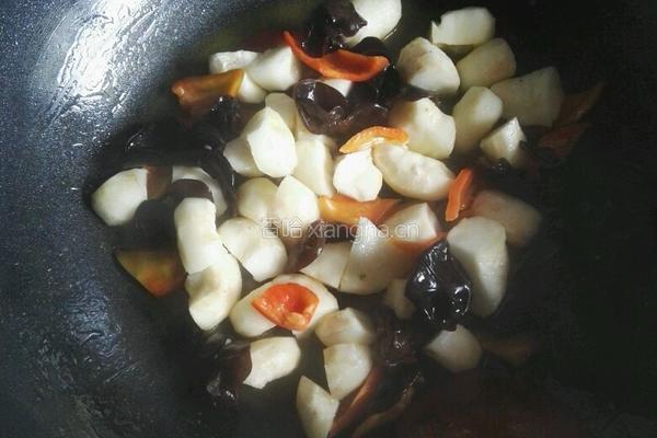 荸荠炒黑木耳的做法图解4