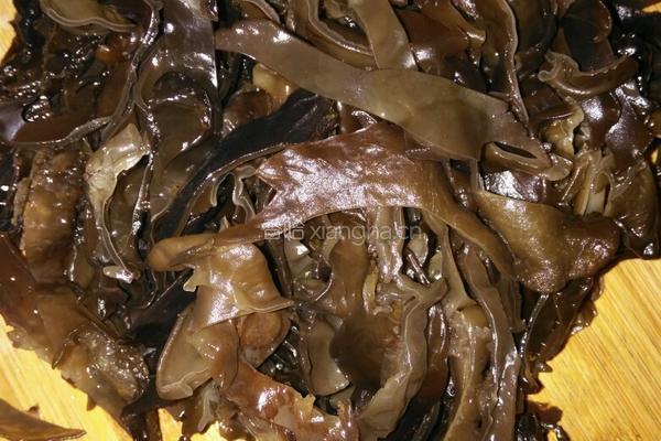 白菜炒木耳的做法图解2