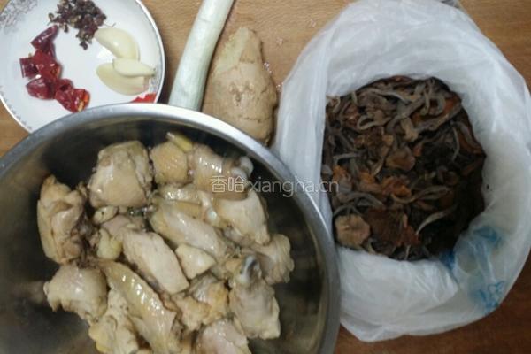 小鸡炖蘑菇的做法图解1