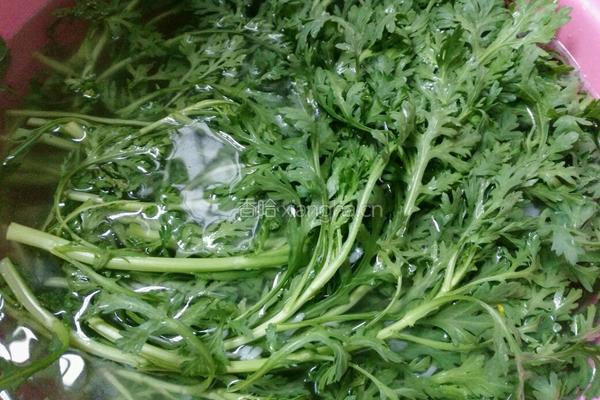 素炒茼蒿菜的做法图解1