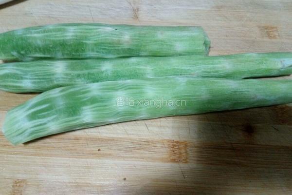 肉片木耳青笋的做法图解1